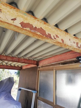 折板屋根　塗装前　骨組み